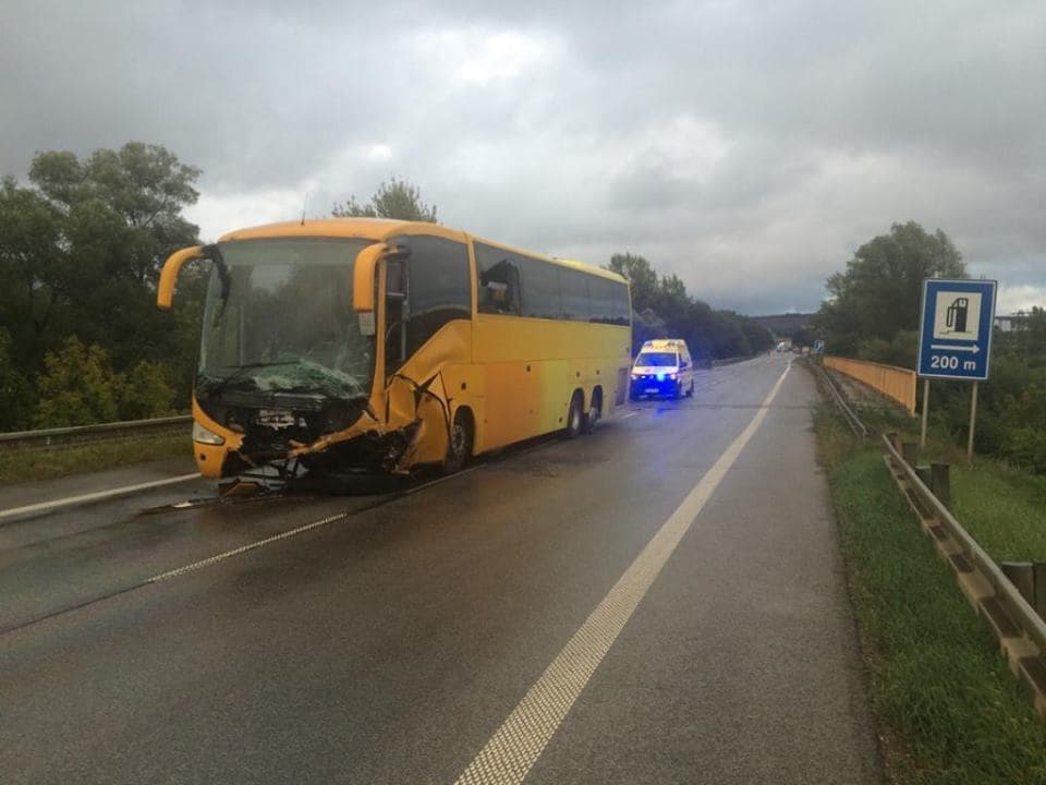TRAGÉDIA: Busszal ütközött egy személyautó, egy fiatal pár és két gyerek vesztette életét!