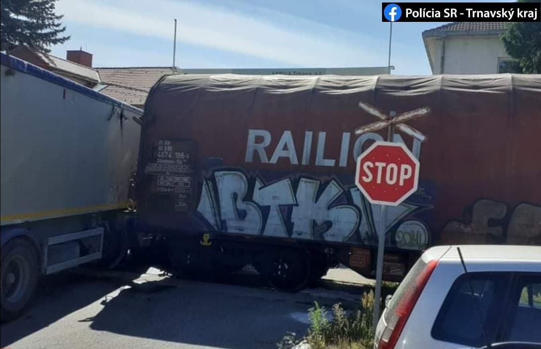 Halálos baleset: az átjárón áthaladó kamionhoz préselte a vonat a 35 éves férfit