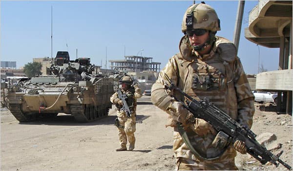 Bocsánatot kért a brit védelmi miniszter Irakban elesett brit katonák családjától