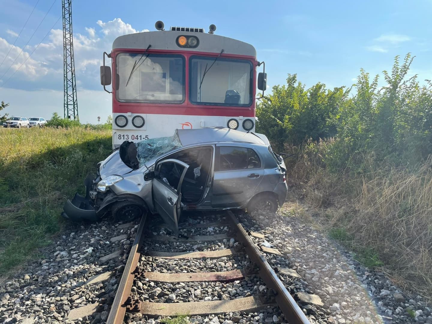 Halálos baleset: Személyautóval ütközött egy vonat, a sofőr és kutyája is életét vesztette