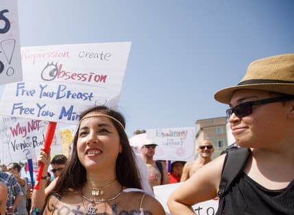 Pucér nők tüntettek, hogy ők is járkálhassanak félmeztelenül (FOTÓK) 18+