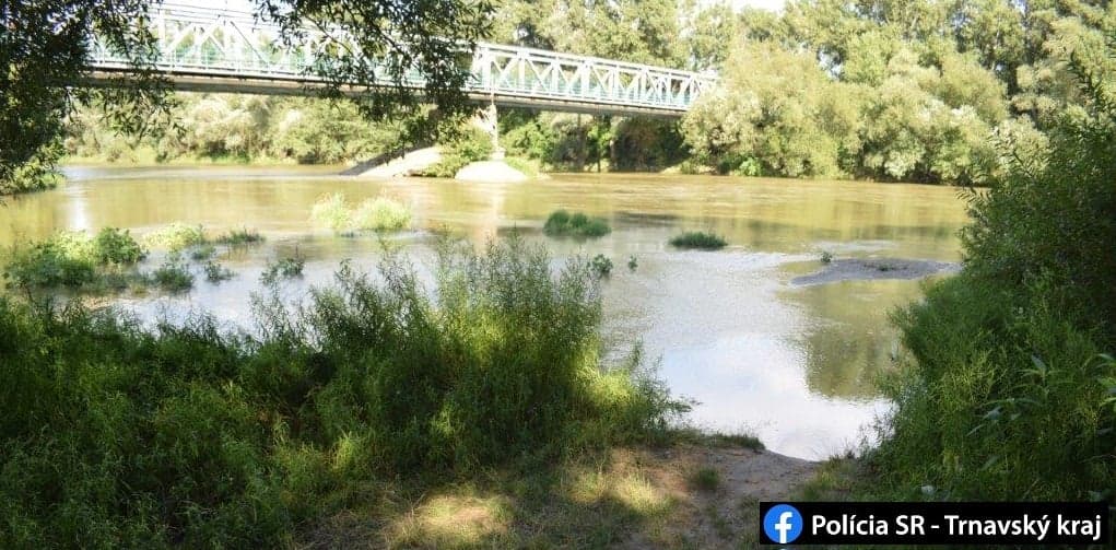 TRAGÉDIA: Felborult a folyón iszogató baráti társaság csónakja, 33 éves férfi fulladt meg