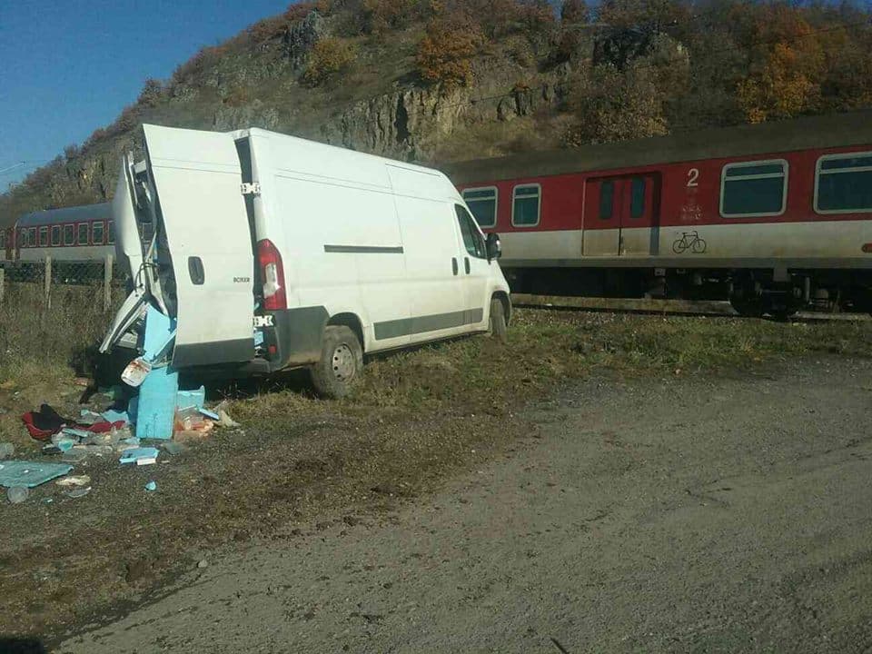 BALESET: Gyorsvonat ütközött egy furgonnal a vasúti átjárónál