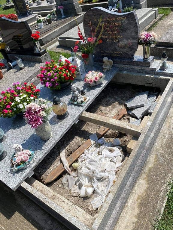 Kegyeletsértés a solymoskarcsai temetőben: megrongáltak egy sírt, ellopták a fedelét (FOTÓK)