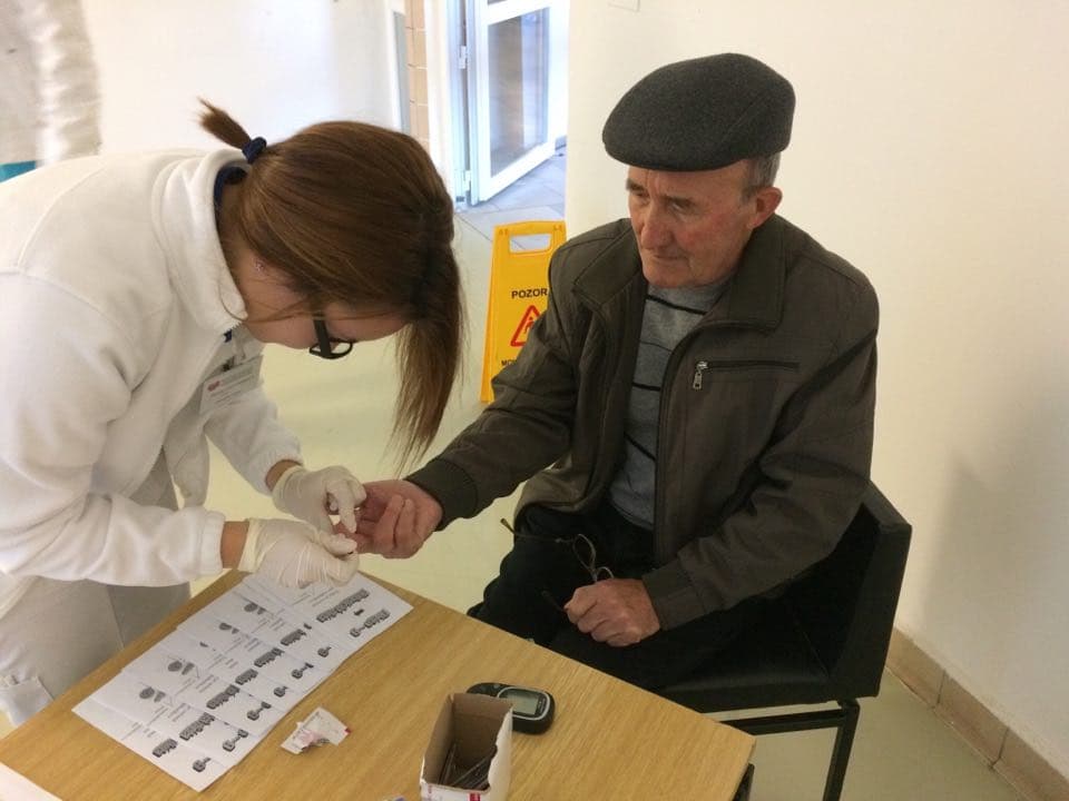 Vércukorszintet mértek a cukorbetegek világnapján a dunaszerdahelyi kórháznál (FOTÓK)