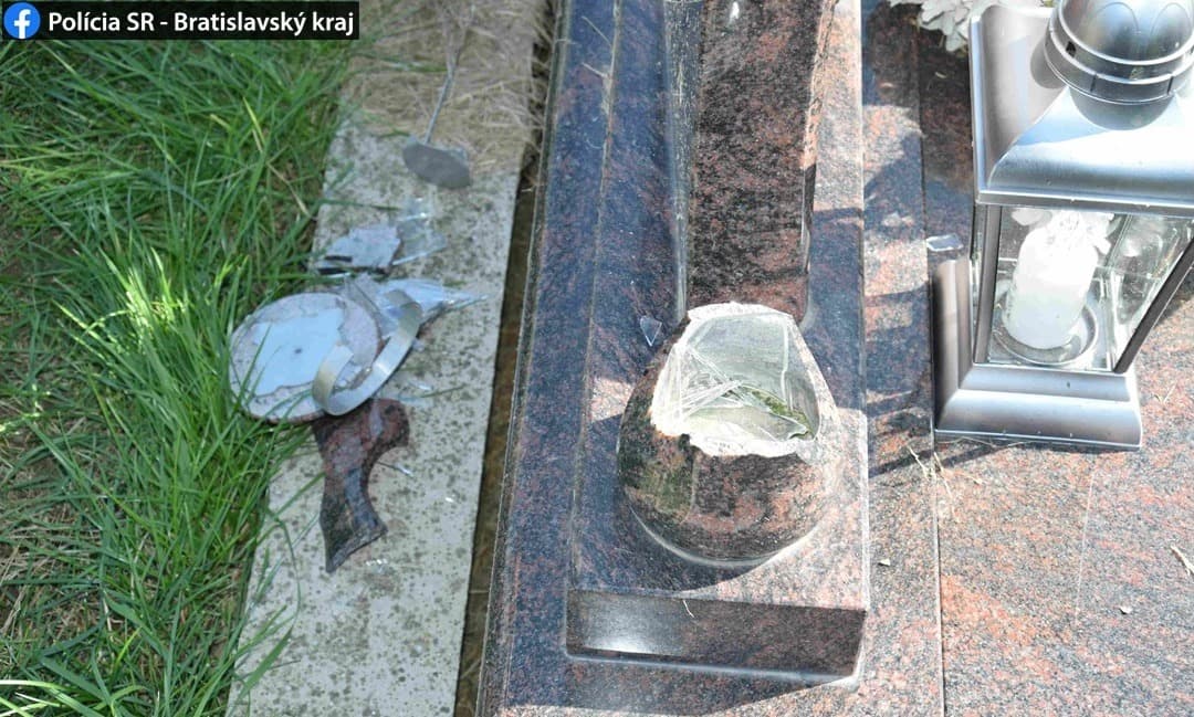 Ismeretlen vandál garázdálkodott két község temetőjében, összesen 31 sírt rongált meg (FOTÓK)