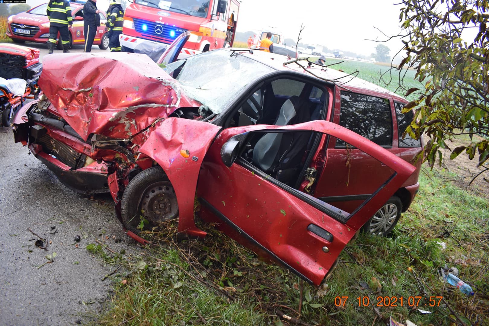 Súlyos baleset: kockázatos előzésbe kezdett a Volvo, egy vétlen idős házaspár itta meg a levét (FOTÓK)