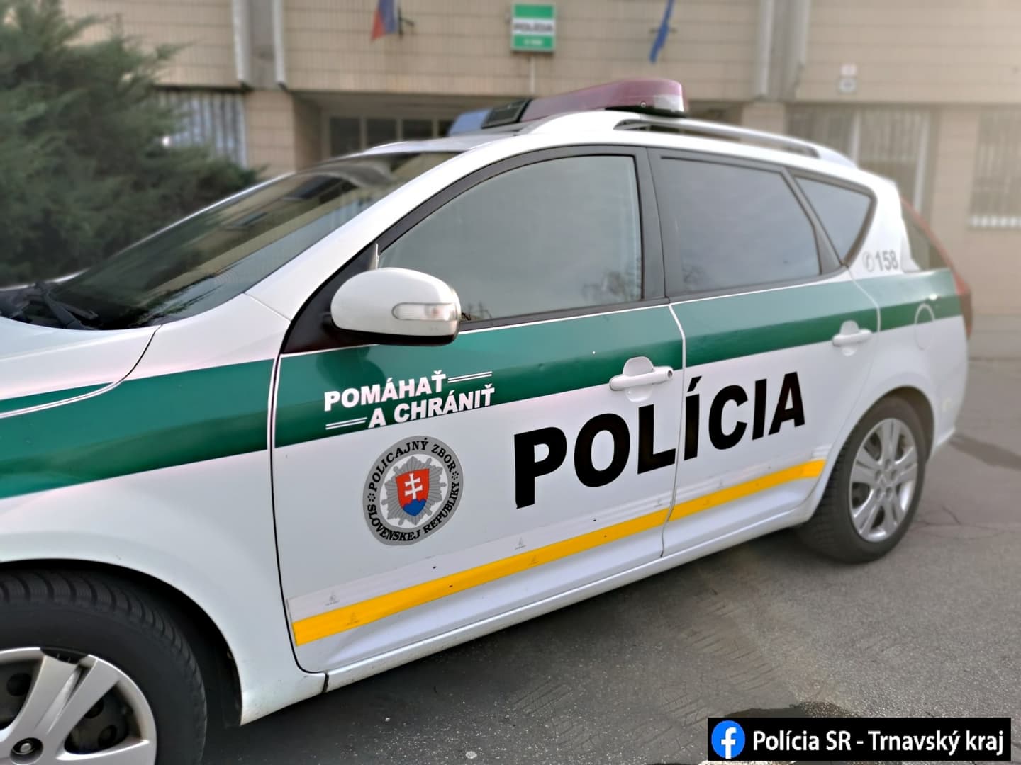 Ököllel ütött arcon egy rendőrt a 19 éves lány Somorján