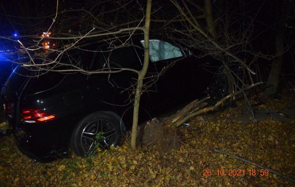 Fák közé rohanva meghalt a Mercedes sofőrje – rosszul lett vezetés közben? (FOTÓK)