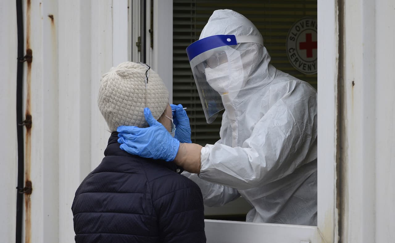 Koronavírus - Pozsonyban közel 300, Nyitrán több mint 200, Dunaszerdahelyen és Komáromban 60 felett a napi fertőzöttszám