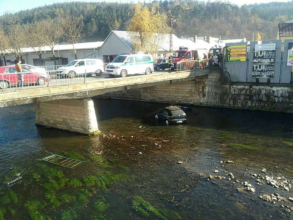 BALESET: Áttörte a híd korlátját, folyóba zuhant egy autó