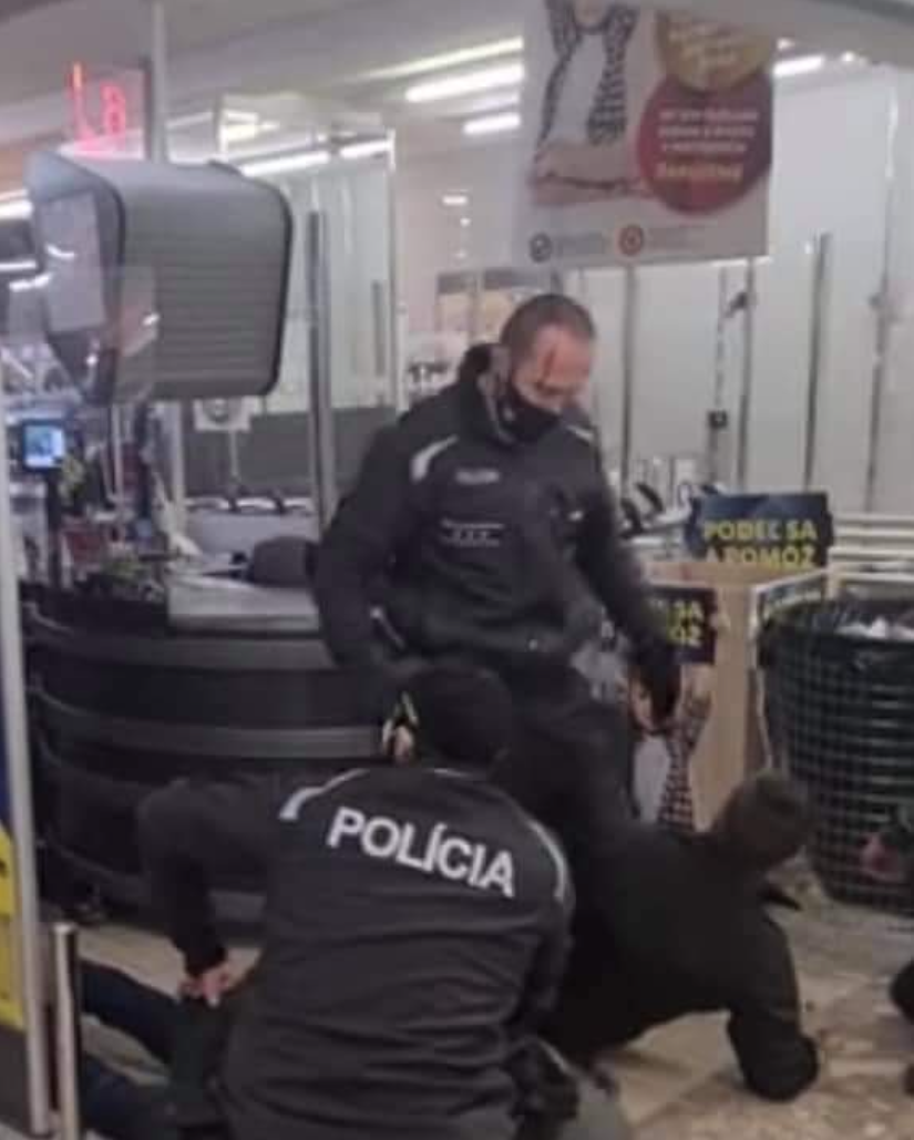 Megint maszkellenesek parádéztak egy üzletben, a rendőröknek erőszakot kellett alkalmazniuk