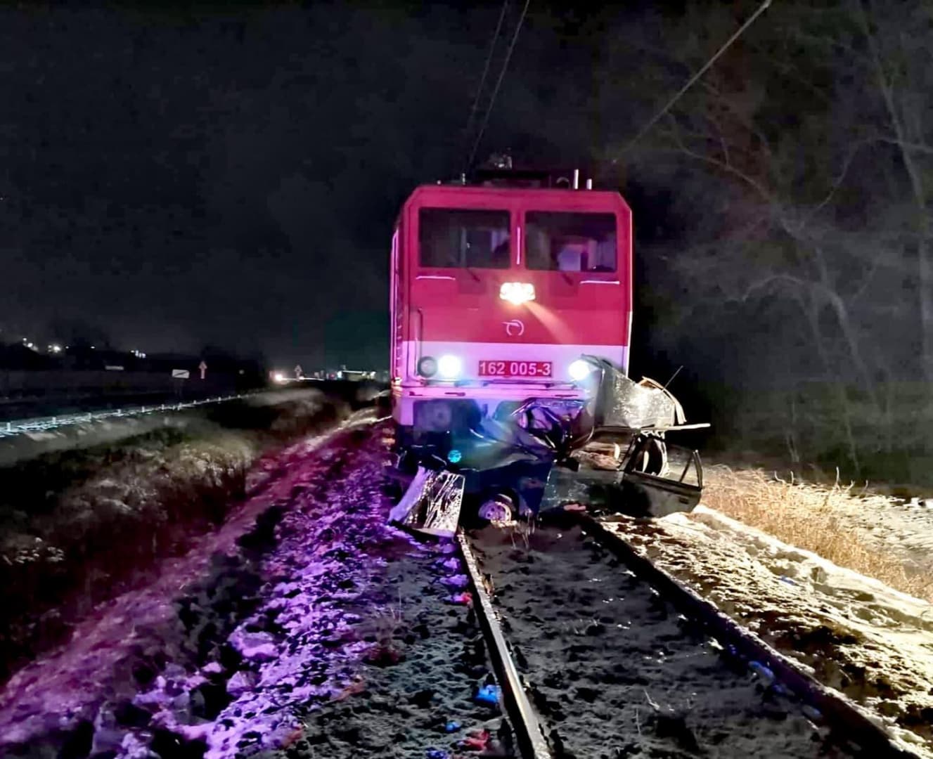 Telibe találta a személykocsit az érkező vonat, a 30 éves férfi a helyszínen meghalt