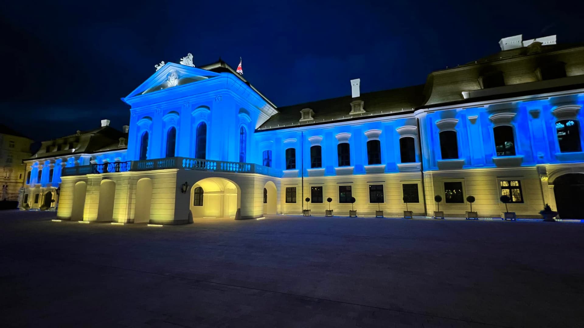 Kék-sárga színekbe borult az elnöki palota Pozsonyban