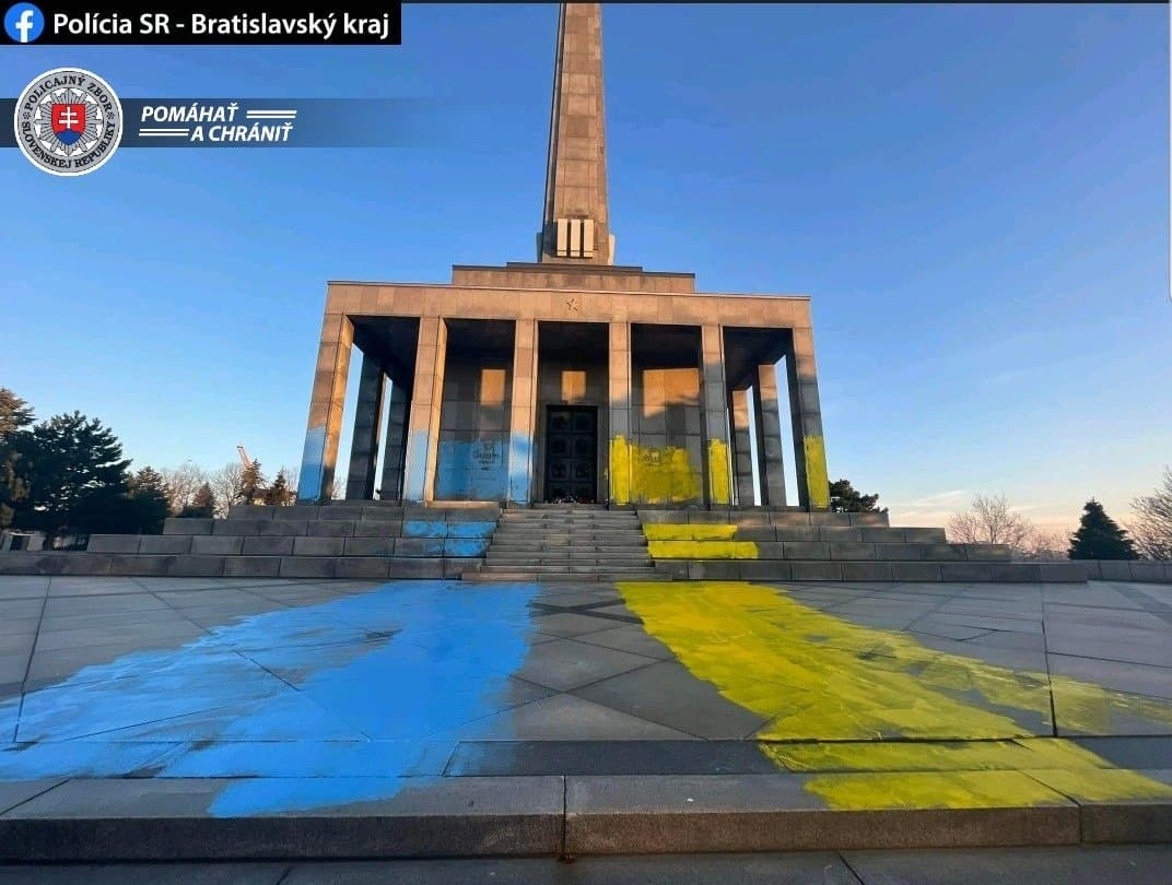 Kék-sárgára festették Pozsonyban a Slavín háborús emlékművet