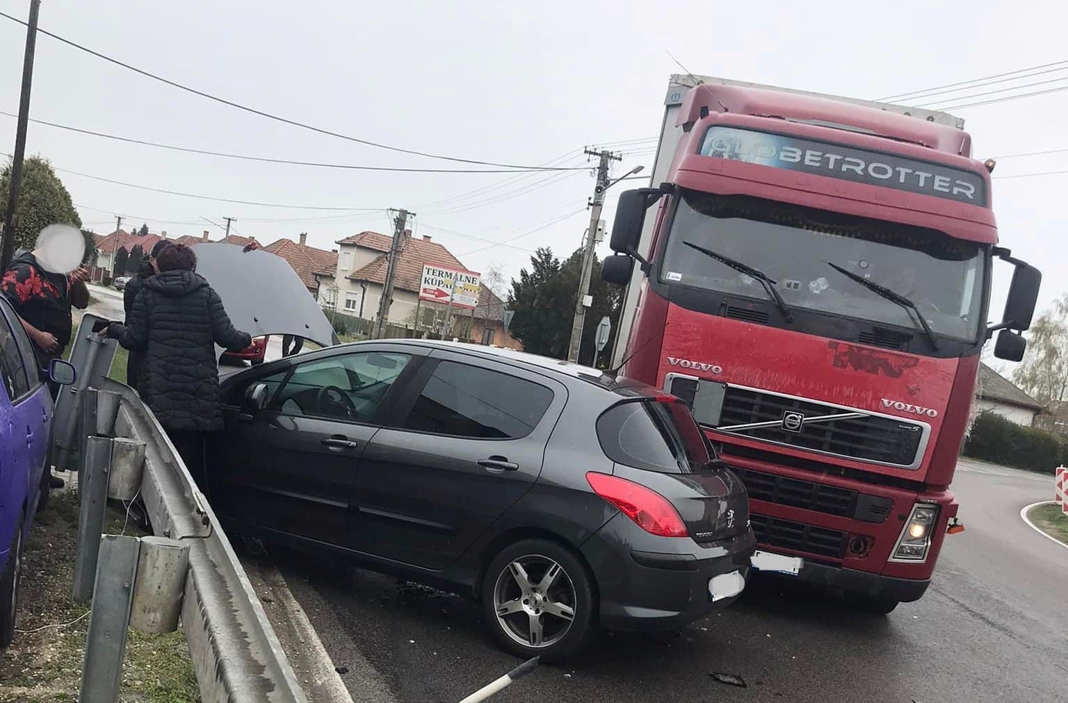 BALESET: Kamionnal ütközött egy Peugeot Nyárasdon