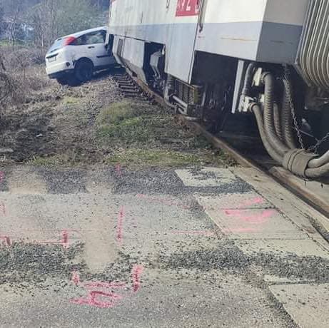 Kevés hiányzott, hogy tragédia történjen - vasúti átjáróba hajtott egy Ford Focus