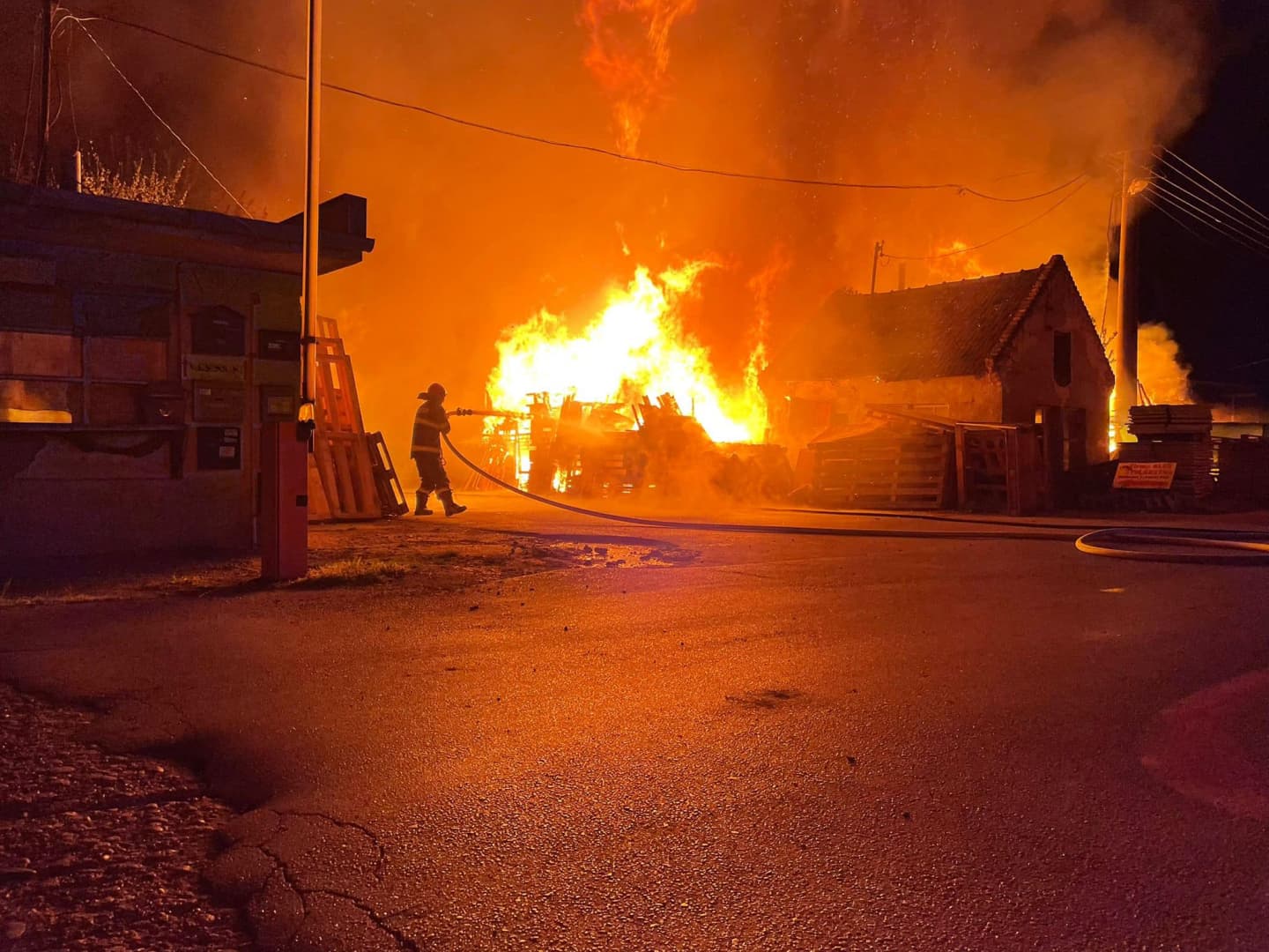 Hatalmas lángok csaptak fel az egykori mezőgazdasági szövetkezet területén, a keletkezett kár elérheti az egymillió eurót (VIDEÓ, FOTÓK)