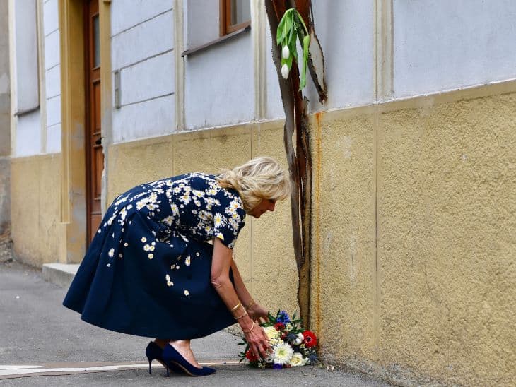 Jill Biden virágcsokorral tisztelgett Ján Kuciak és menyasszonya emléke előtt