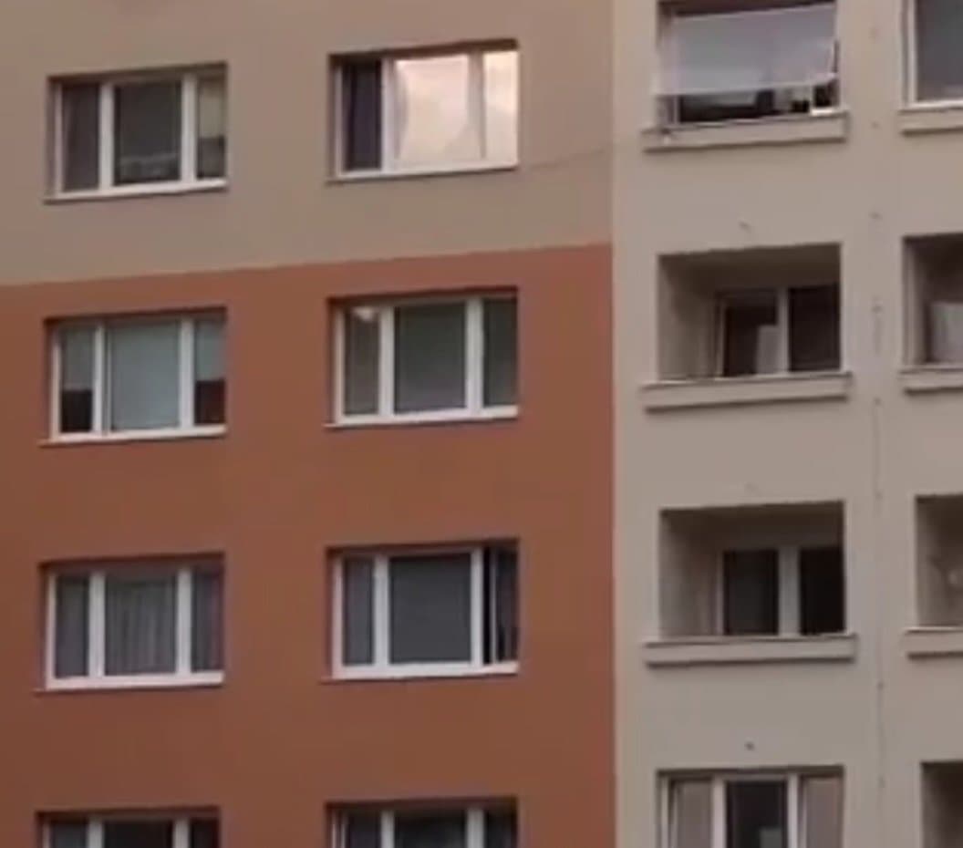Lélegzetelállító videó: kislány sétálgatott egy hetedik emeleti lakás külső ablakpárkányán