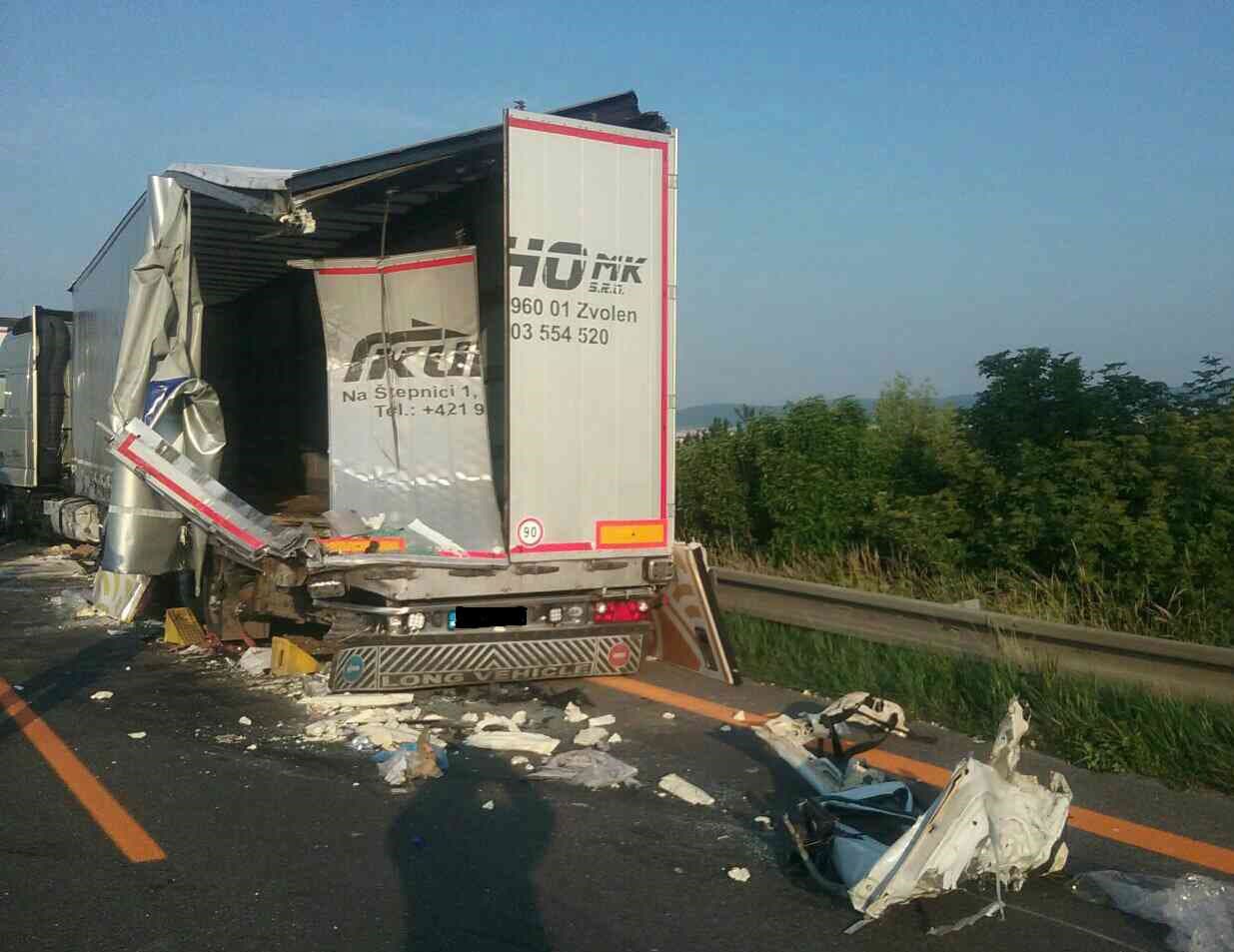 Két kamion és egy teherautó ütközött a D1-esen