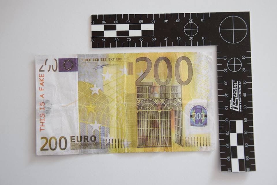 Ennél amatőrebb módon talán még soha nem gyártottak hamis eurót! (FOTÓ)
