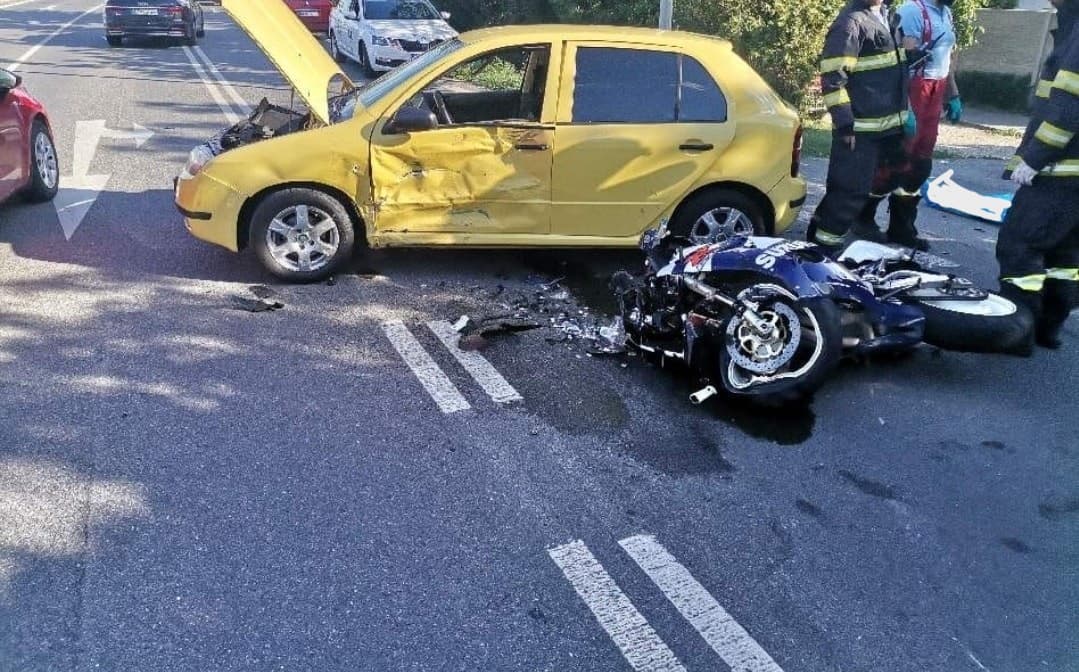 Motorkerékpár ütközött személyautóval - a motoros nem élte túl a balesetet