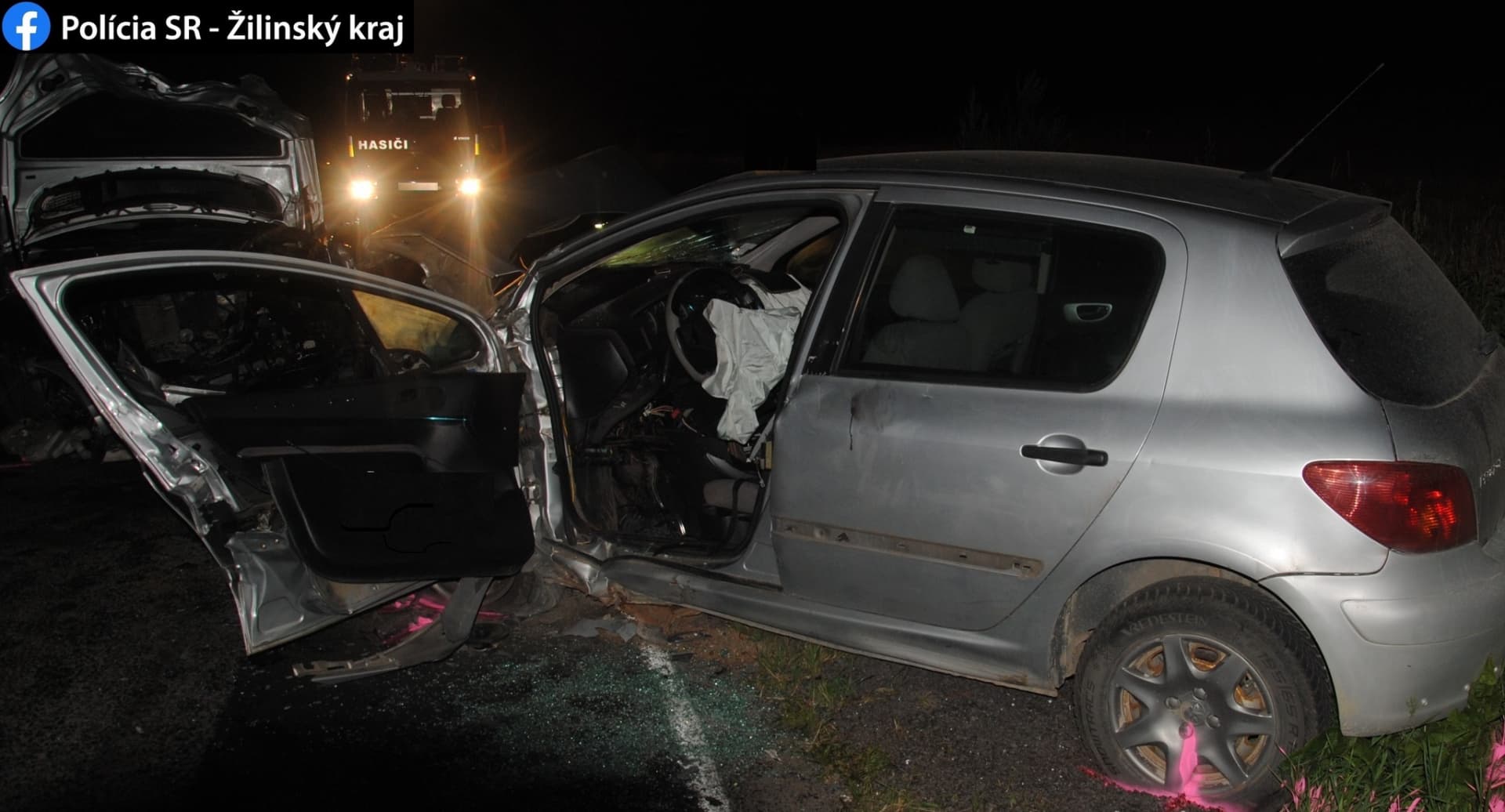 Tragédia: A Mercedes sofőrje áthajtott a szembejövő sávba, a Peugeot sofőrje nem élte túl a balesetet