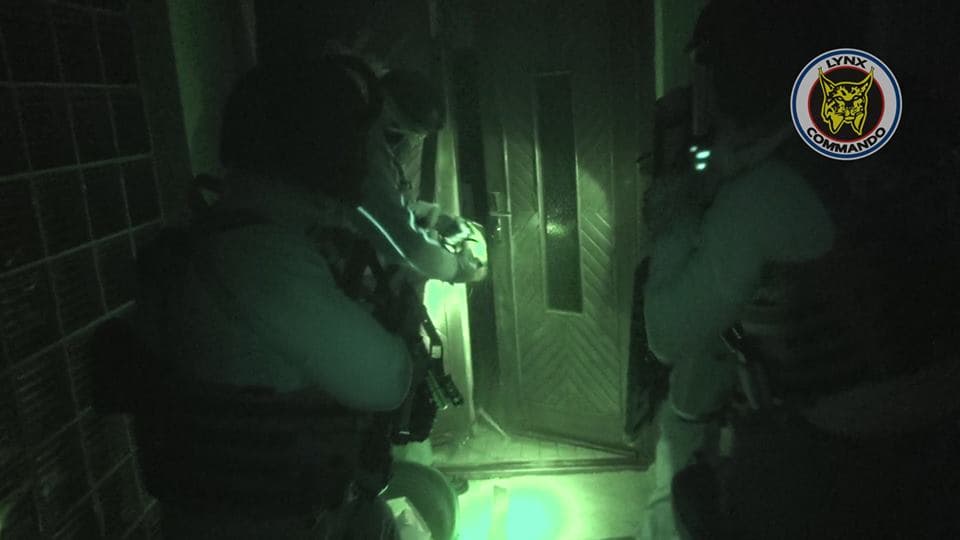 Így hatoltak be a rendőrök a gútai házba (FOTÓK)