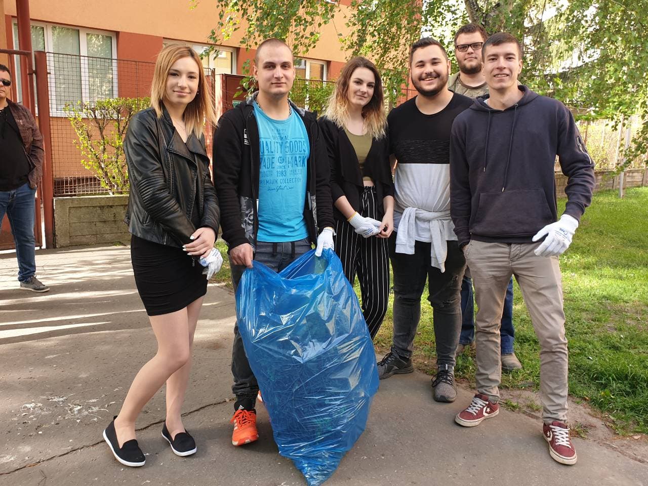 Diákok tisztították meg a Neratovice teret