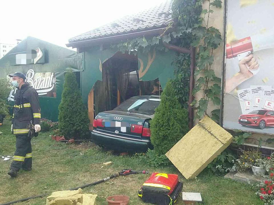 Étteremnek csapódott a személykocsi, tűzoltók szabadították ki a sofőrt (FOTÓK)