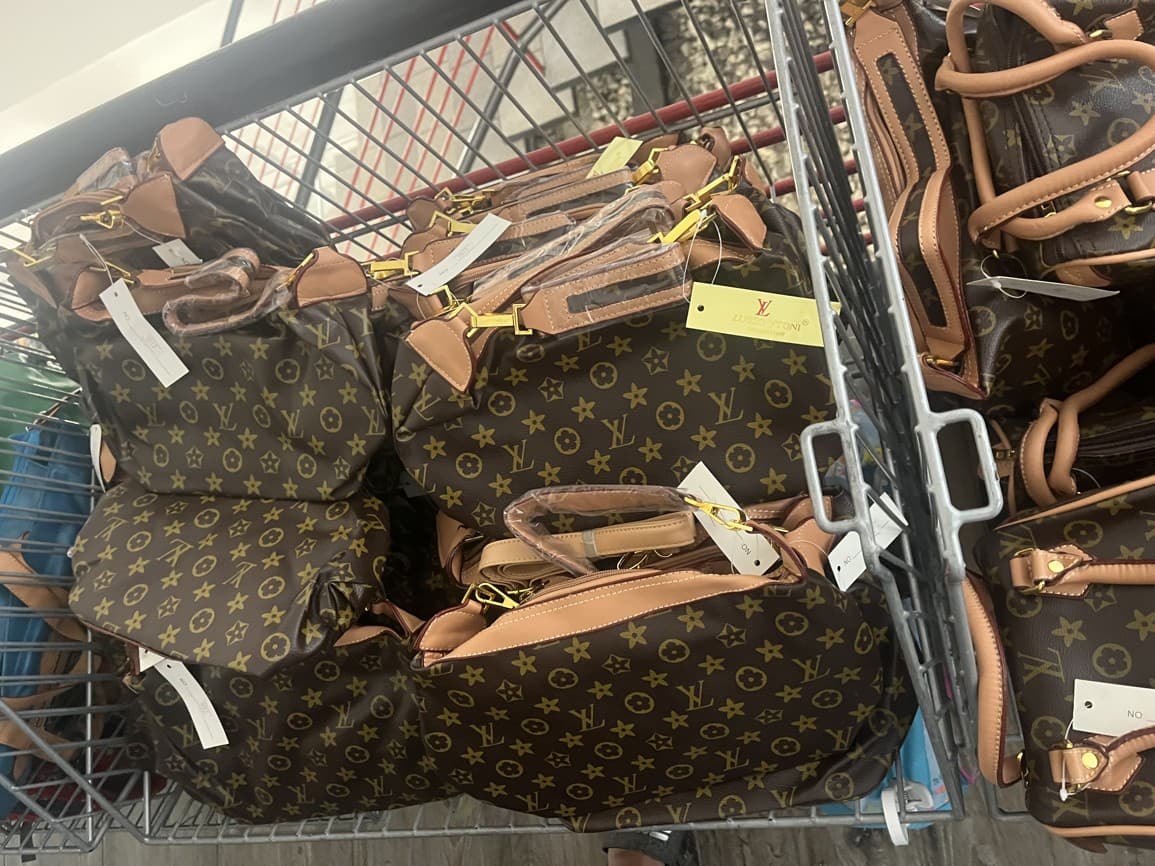 Louis Vuitton táska laza 15 euróért? A nagymegyeri vámosok rögtön kiszagolták, hogy valami nincs rendben (FOTÓK)