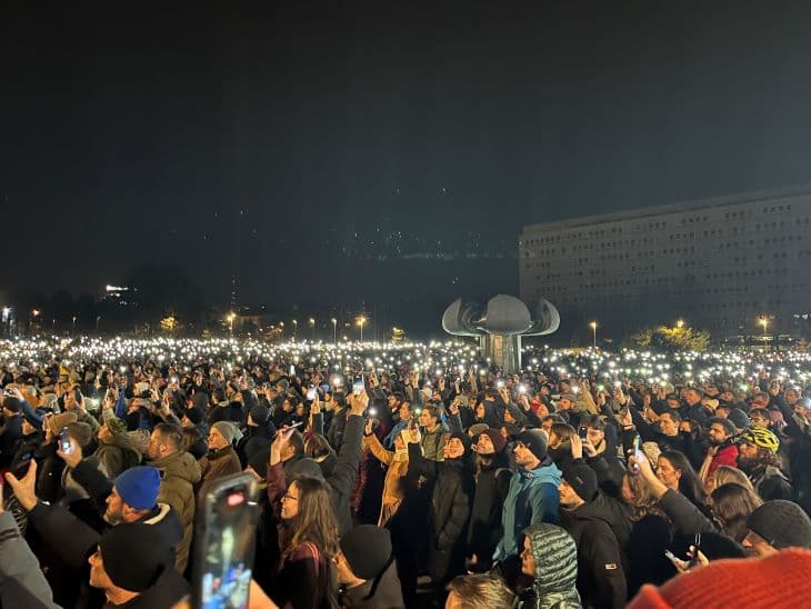 Elég volt Ficóból! - teljesen megtelt a pozsonyi Szabadság tér a kormányellenes tüntetésen
