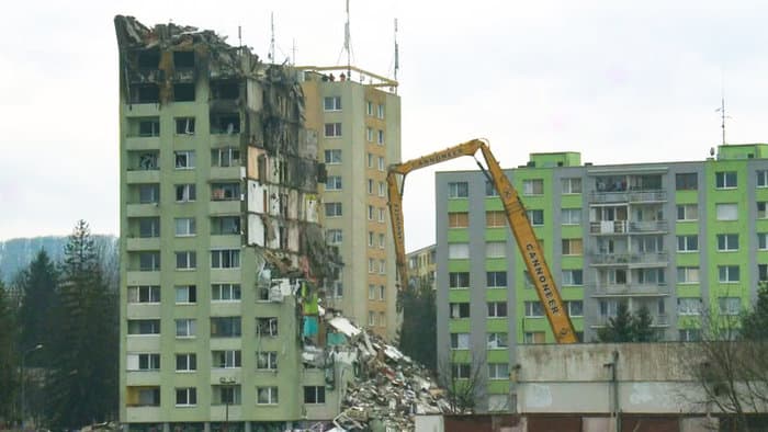 Mára befejezték a panelház bontását Eperjesen – videón ahogy fokozatosan eltűnnek az épület részei