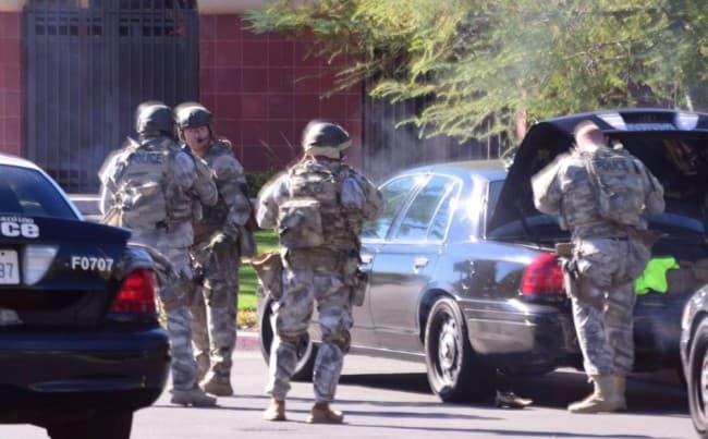 Tűzharc a San Bernardino-i támadók üldözése közben, két gyanúsítottat lelőttek
