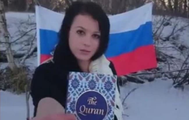 Vizsgálati fogságba helyezték a szlovák nőt, aki levizelte és égette a Koránt