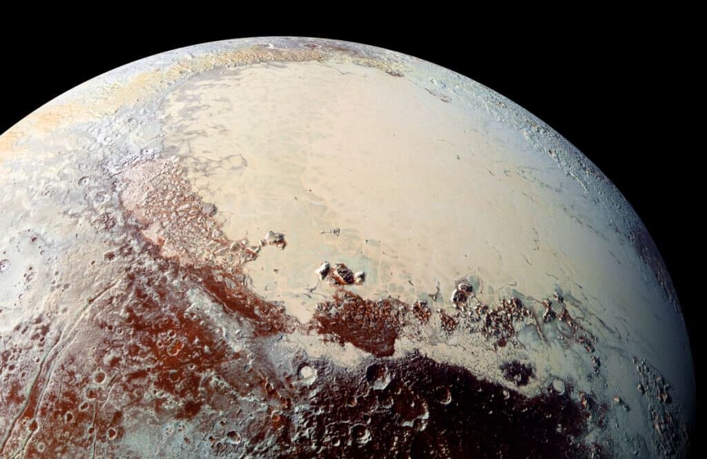 Magyarázatot találtak a tudósok a Pluto hegyeit borító "hóra"
