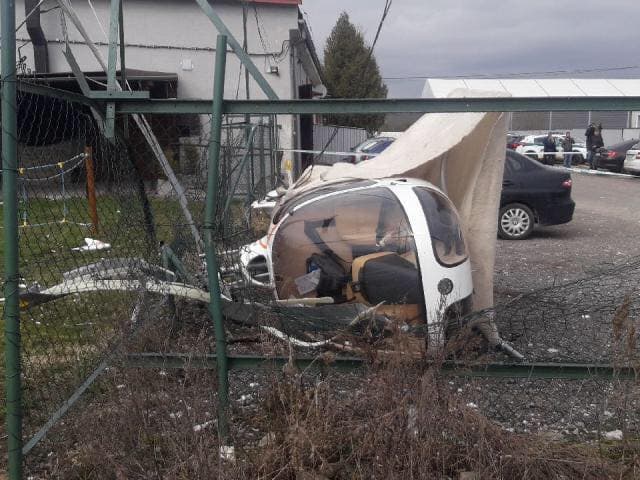 Két emberrel a fedélzetén lezuhant egy helikopter a repülőtéren
