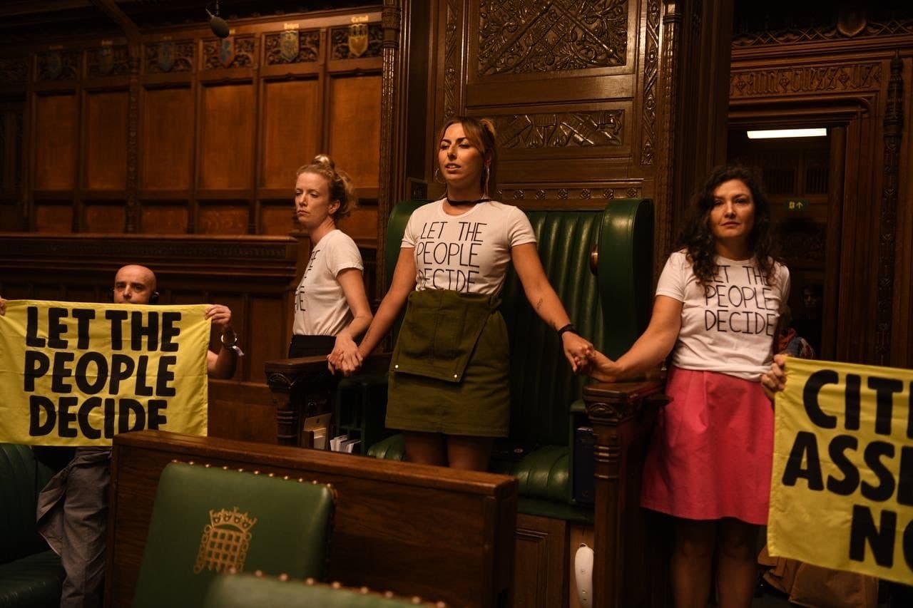 Tiltakozók jutottak be a brit alsóház üléstermébe - a házelnök széke köré ragasztózták magukat