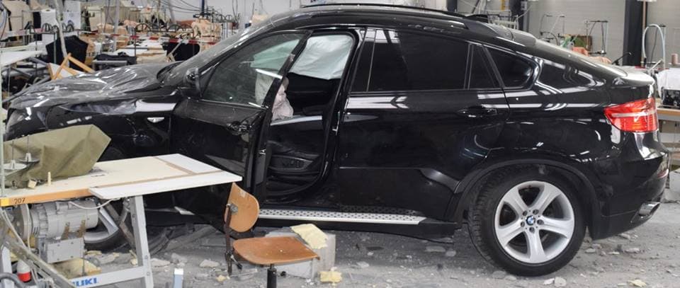 Egy BMW hajtott a varroda épületébe, többen megsérültek (FOTÓK)