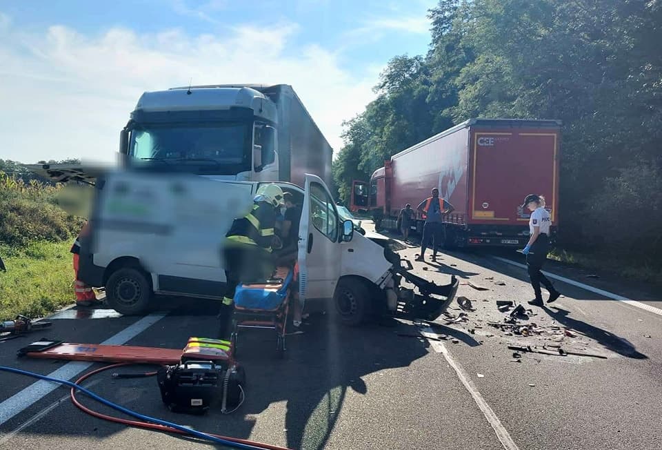 Tragikus baleset: furgonnal ütközött egy kamion, egy ember meghalt, a sofőrt a tűzoltók szabadították ki