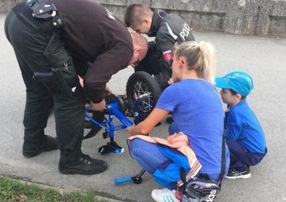 Ledobta a láncot a gyerekbicikli, zsaruk siettek a kis srác segítségére