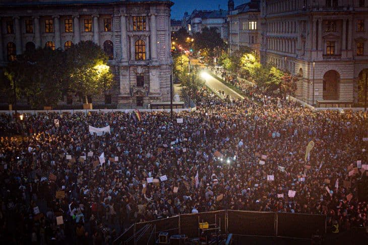 Mocskos Fidesz! Orbán takarodj! Több tízezer ember tüntetett Budapesten a tanárok kirúgása miatt
