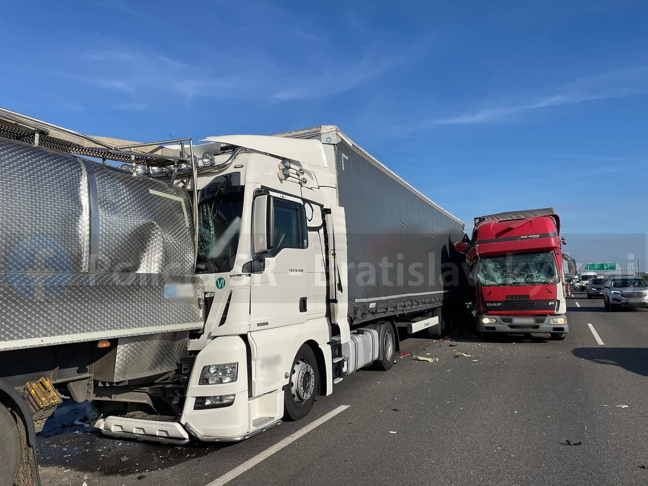 BALESET: Három kamion ütközött, több liter tej ömlött ki az útra