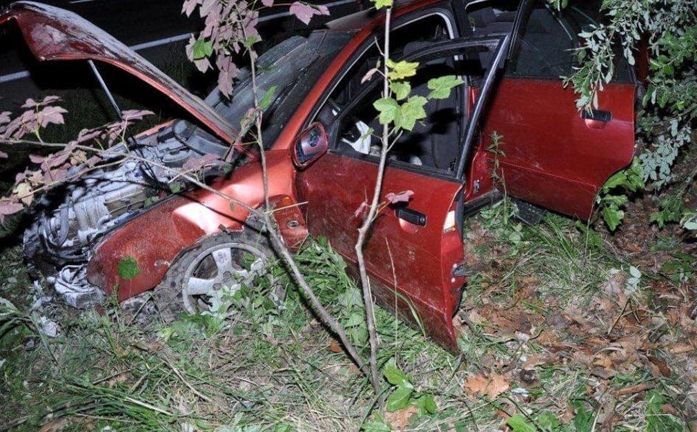 SÚLYOS BALESET: Elmenekült a luxusautó sofőrje, sérült útitársát is hátrahagyta (FOTÓK)