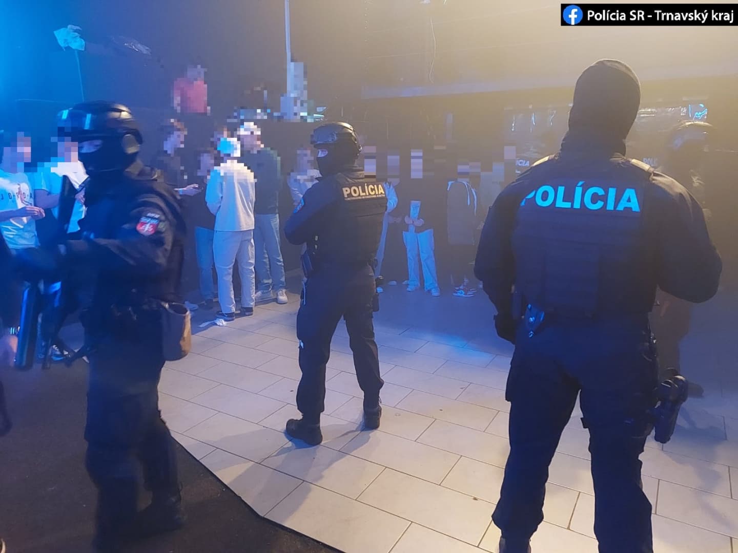 Fegyveres rendőrök razziáztak egy szórakozóhelyen – huszonöt részeg fiatal akadt a horgukra (FOTÓK)