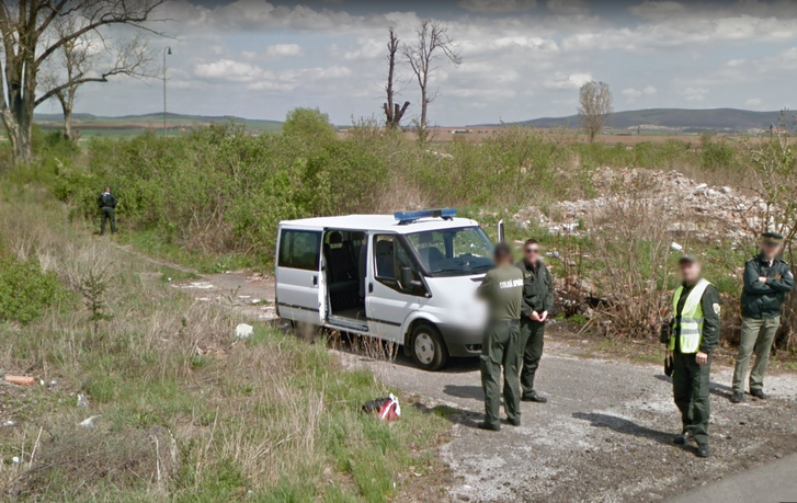 Ciki pillanatban kapott el a Google Street View egy rendőrt a szlovák-magyar határon (FOTÓ)