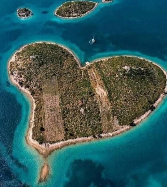 Meg szeretné venni a szív alakú horvátországi szigetet? Ha igen, akkor nagyon mélyen a zsebébe kell nyúlnia (FOTÓK)