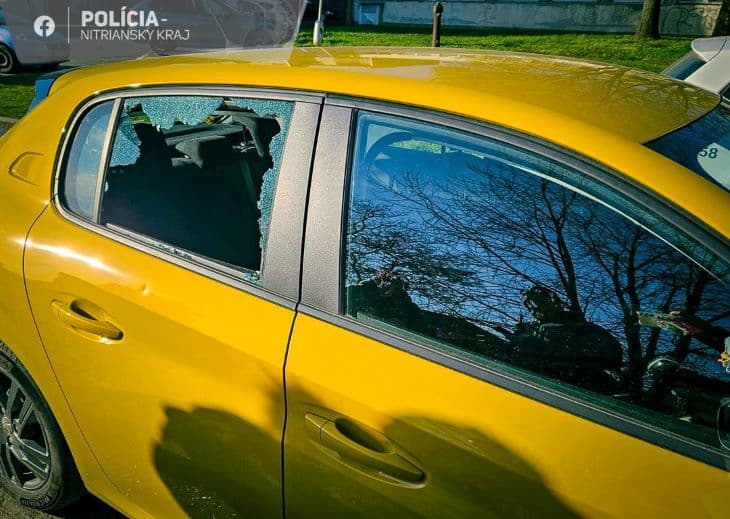 Csúzlival és csapágygolyókkal tört fel autókat egy férfi Érsekújvárban