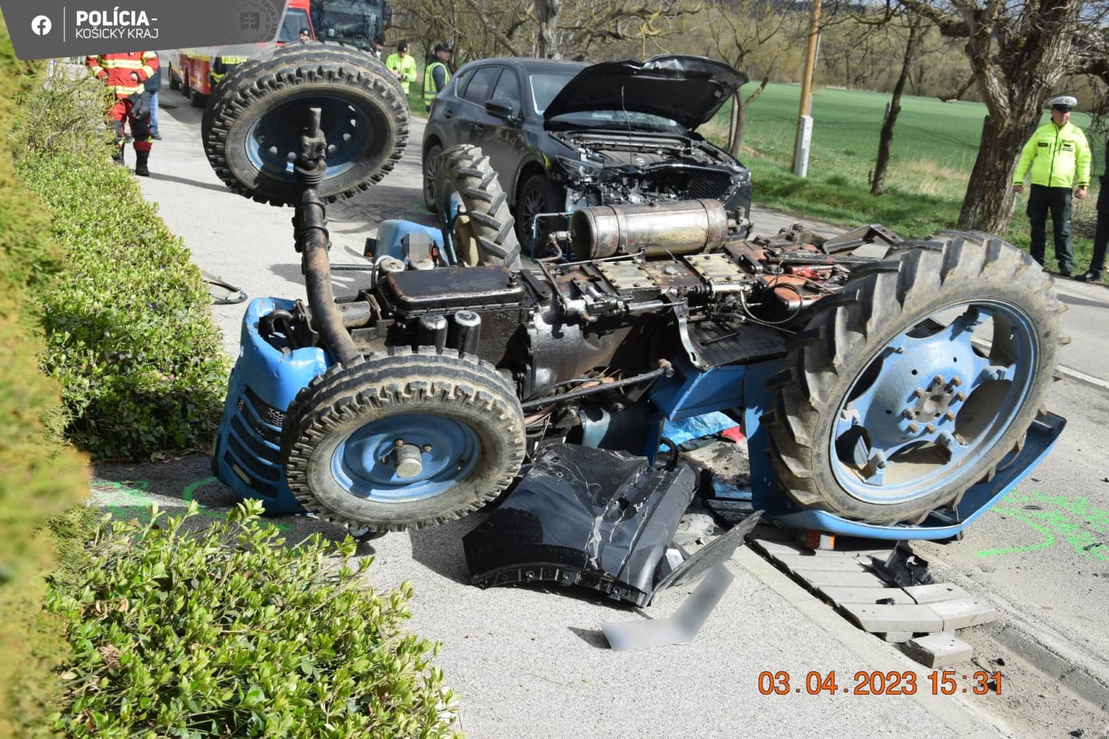 Felborult a traktor, miután beléhajtott egy Mazda, a 30 éves sofőr a helyszínen meghalt